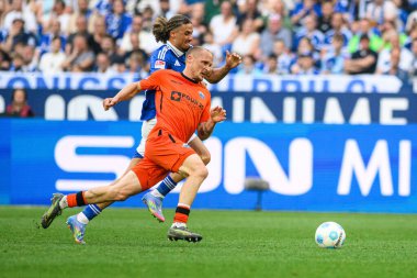 GELSENKIRCHEN, ALMANY - 2 Mayıs 2025: Sven Michel, Taylan Bulut - 2 kişilik futbol maçı. Bundesliga FC Schalke 04 - SC Paderborn 07 Veltins Arena.
