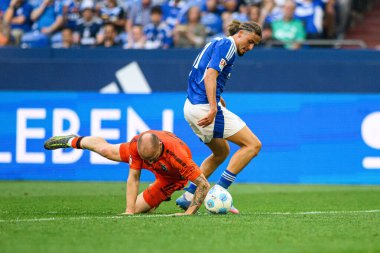 GELSENKIRCHEN, ALMANY - 2 Mayıs 2025: Sven Michel, Taylan Bulut - 2 kişilik futbol maçı. Bundesliga FC Schalke 04 - SC Paderborn 07 Veltins Arena.