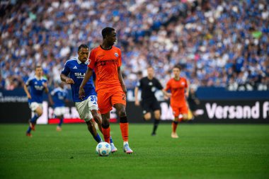 GELSENKIRCHEN, ALMANY - 2 MAYIS 2025: Ilyas Ansah - 2 Mayıs 'lık futbol maçı. Bundesliga FC Schalke 04 - SC Paderborn 07 Veltins Arena.
