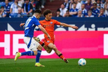 GELSENKIRCHEN, ALMANY - 2 MAYIS 2025 Aaron Zehnter - 2 Mayıs 'lık futbol maçı. Bundesliga FC Schalke 04 - SC Paderborn 07 Veltins Arena.