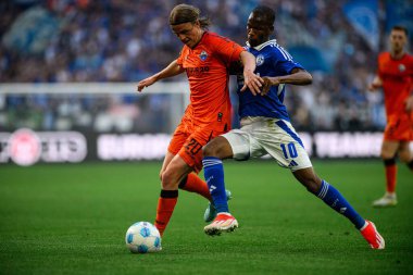 GELSENKIRCHEN, ALMANY - 2 MAYIS 2025: Felix Gotze, Pape Meissa Ba - 2 kişilik futbol maçı. Bundesliga FC Schalke 04 - SC Paderborn 07 Veltins Arena.