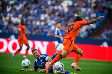 GELSENKIRCHEN, ALMANY - 2 MAYIS 2025 Janik Bachmann, Adriano Grimaldi - 2 Mayıs 'lık futbol maçı. Bundesliga FC Schalke 04 - SC Paderborn 07 Veltins Arena.