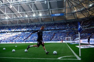GELSENKIRCHEN, GERMANY - 2 Mayıs 2025: 2 futbol maçı. Bundesliga FC Schalke 04 - SC Paderborn 07 Veltins Arena.