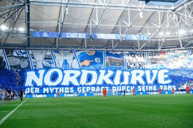 GELSENKIRCHEN, ALMANY - 2 MAYIS 2025: hayranlar, koreografi - 2 kişilik futbol maçı. Bundesliga FC Schalke 04 - SC Paderborn 07 Veltins Arena.
