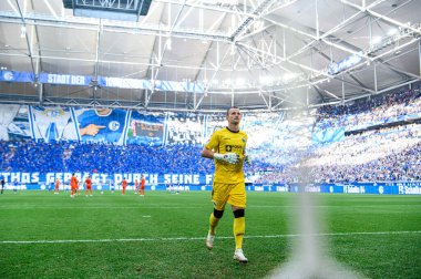 GELSENKIRCHEN, ALMANY - 2 MAYIS 2025: hayranlar, koreografi - 2 kişilik futbol maçı. Bundesliga FC Schalke 04 - SC Paderborn 07 Veltins Arena.