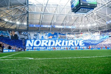 GELSENKIRCHEN, ALMANY - 2 MAYIS 2025: hayranlar, koreografi - 2 kişilik futbol maçı. Bundesliga FC Schalke 04 - SC Paderborn 07 Veltins Arena.