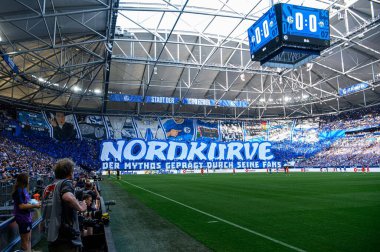GELSENKIRCHEN, ALMANY - 2 MAYIS 2025: hayranlar, koreografi - 2 kişilik futbol maçı. Bundesliga FC Schalke 04 - SC Paderborn 07 Veltins Arena.