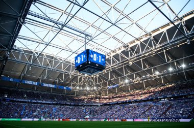 GELSENKIRCHEN, ALMANY - 2 MAYIS 2025: skor, ilk yarı - 2 futbol maçı. Bundesliga FC Schalke 04 - SC Paderborn 07 Veltins Arena.