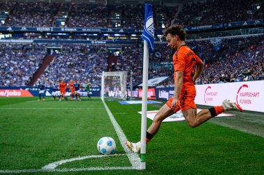 GELSENKIRCHEN, ALMANY - 2 MAYIS 2025 Aaron Zehnter - 2 Mayıs 'lık futbol maçı. Bundesliga FC Schalke 04 - SC Paderborn 07 Veltins Arena.