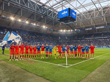 GELSENKIRCHEN, GERMANY - 2 Mayıs 2025: 2 futbol maçı. Bundesliga FC Schalke 04 - SC Paderborn 07 Veltins Arena.