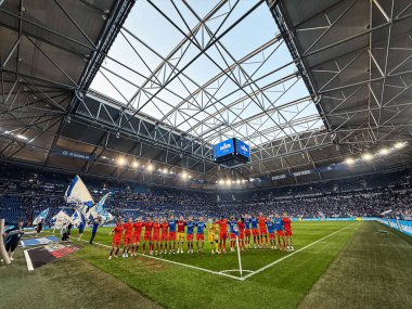 GELSENKIRCHEN, GERMANY - 2 Mayıs 2025: 2 futbol maçı. Bundesliga FC Schalke 04 - SC Paderborn 07 Veltins Arena.