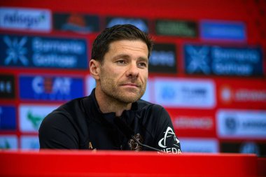 LEVERKUSEN, ALMANY - 2 MAYIS 2025: Xabi Alonso - maç öncesi basın toplantısı. Bundesliga maçı Bayer 04 Leverkusen ve Freiburg