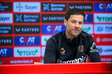 LEVERKUSEN, ALMANY - 2 MAYIS 2025: Xabi Alonso - maç öncesi basın toplantısı. Bundesliga maçı Bayer 04 Leverkusen ve Freiburg