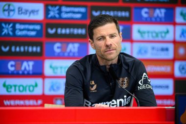 LEVERKUSEN, ALMANY - 2 MAYIS 2025: Xabi Alonso - maç öncesi basın toplantısı. Bundesliga maçı Bayer 04 Leverkusen ve Freiburg