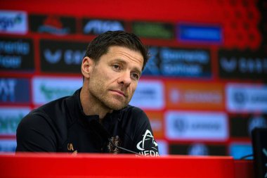 LEVERKUSEN, ALMANY - 2 MAYIS 2025: Xabi Alonso - maç öncesi basın toplantısı. Bundesliga maçı Bayer 04 Leverkusen ve Freiburg