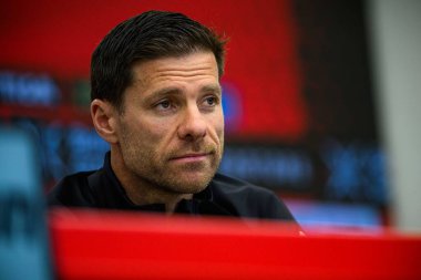 LEVERKUSEN, ALMANY - 2 MAYIS 2025: Xabi Alonso - maç öncesi basın toplantısı. Bundesliga maçı Bayer 04 Leverkusen ve Freiburg