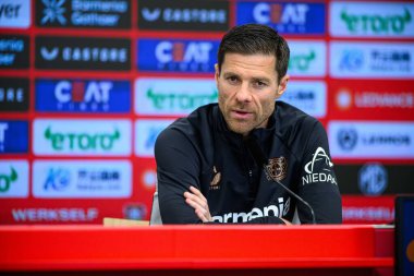 LEVERKUSEN, ALMANY - 2 MAYIS 2025: Xabi Alonso - maç öncesi basın toplantısı. Bundesliga maçı Bayer 04 Leverkusen ve Freiburg