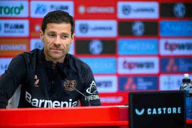 LEVERKUSEN, ALMANY - 2 MAYIS 2025: Xabi Alonso - maç öncesi basın toplantısı. Bundesliga maçı Bayer 04 Leverkusen ve Freiburg
