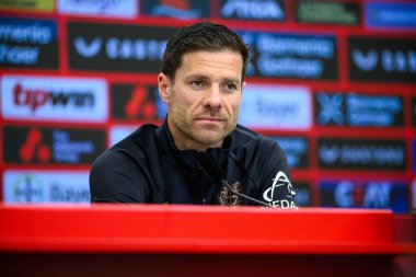 LEVERKUSEN, ALMANY - 2 MAYIS 2025: Xabi Alonso - maç öncesi basın toplantısı. Bundesliga maçı Bayer 04 Leverkusen ve Freiburg