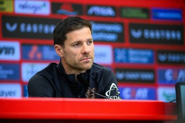 LEVERKUSEN, ALMANY - 2 MAYIS 2025: Xabi Alonso - maç öncesi basın toplantısı. Bundesliga maçı Bayer 04 Leverkusen ve Freiburg