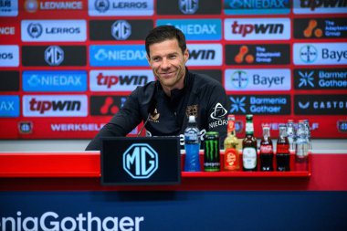 LEVERKUSEN, ALMANY - 2 MAYIS 2025: Xabi Alonso - maç öncesi basın toplantısı. Bundesliga maçı Bayer 04 Leverkusen ve Freiburg