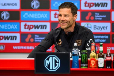 LEVERKUSEN, ALMANY - 2 MAYIS 2025: Xabi Alonso - maç öncesi basın toplantısı. Bundesliga maçı Bayer 04 Leverkusen ve Freiburg