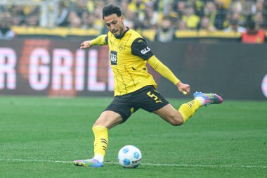 DORTMUND, GERMANY - 3 Mayıs 2025: Ramy Bensebaini - Borussia Dortmund, Signal Iduna Park 'ta Vfl Wolfsburg' a karşı futbol maçı