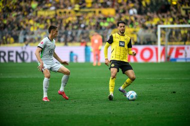DORTMUND, GERMANY - 3 Mayıs 2025: Ramy Bensebaini - Borussia Dortmund, Signal Iduna Park 'ta Vfl Wolfsburg' a karşı futbol maçı