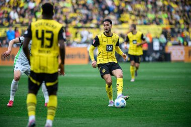 DORTMUND, GERMANY - 3 Mayıs 2025: Ramy Bensebaini - Borussia Dortmund, Signal Iduna Park 'ta Vfl Wolfsburg' a karşı futbol maçı