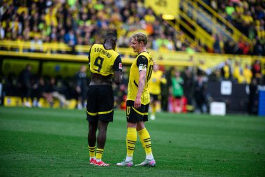 DORTMUND, GERMANY - 3 Mayıs 2025: Serhou Guirassy, Julian Brandt - Borussia Dortmund - Signal Iduna Park 'ta Vfl Wolfsburg maçı