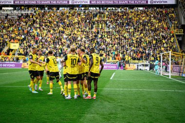 DORTMUND, GERMANY - 3 Mayıs 2025: Takım, kutlamalar - Borussia Dortmund, Signal Iduna Park 'ta Vfl Wolfsburg' a karşı futbol maçı