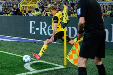 DORTMUND, GERMANY - 3 Mayıs 2025: Daniel Svensson - Borussia Dortmund, Signal Iduna Park 'ta Vfl Wolfsburg' a karşı futbol maçı