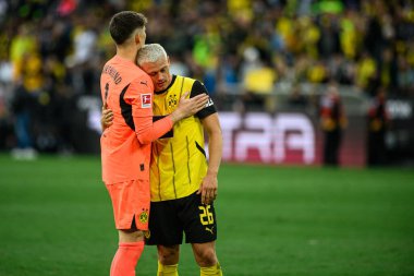 DORTMUND, GERMANY - 3 Mayıs 2025: Gregor Kobel, Julian Ryerson - Borussia Dortmund-Vfl Wolfsburg futbol karşılaşması Signal Iduna Park 'ta