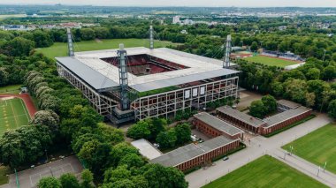 COLOGNE, ALMANY - 5 Mayıs 2025: Rhein Enerji Stadyumu 'nun havadan görünüşü. Bundesliga Club 1 'in ev sahibi stadyumu. FC Koln. Kadınlar Dünya Kupası Stadyumu. 2027