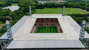 COLOGNE, ALMANY - 5 Mayıs 2025: Rhein Enerji Stadyumu 'nun havadan görünüşü. Bundesliga Club 1 'in ev sahibi stadyumu. FC Koln. Kadınlar Dünya Kupası Stadyumu. 2027