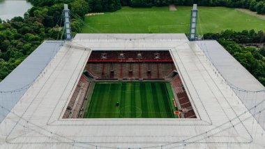 COLOGNE, ALMANY - 5 Mayıs 2025: Rhein Enerji Stadyumu 'nun havadan görünüşü. Bundesliga Club 1 'in ev sahibi stadyumu. FC Koln. Kadınlar Dünya Kupası Stadyumu. 2027