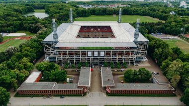 COLOGNE, ALMANY - 5 Mayıs 2025: Rhein Enerji Stadyumu 'nun havadan görünüşü. Bundesliga Club 1 'in ev sahibi stadyumu. FC Koln. Kadınlar Dünya Kupası Stadyumu. 2027