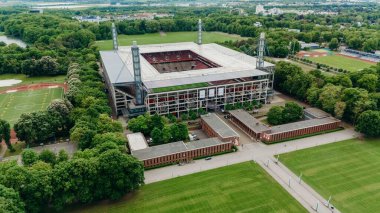 COLOGNE, ALMANY - 5 Mayıs 2025: Rhein Enerji Stadyumu 'nun havadan görünüşü. Bundesliga Club 1 'in ev sahibi stadyumu. FC Koln. Kadınlar Dünya Kupası Stadyumu. 2027