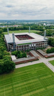 COLOGNE, ALMANY - 5 Mayıs 2025: Rhein Enerji Stadyumu 'nun havadan görünüşü. Bundesliga Club 1 'in ev sahibi stadyumu. FC Koln. Kadınlar Dünya Kupası Stadyumu. 2027