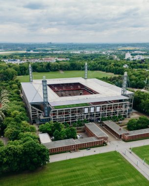 COLOGNE, ALMANY - 5 Mayıs 2025: Rhein Enerji Stadyumu 'nun havadan görünüşü. Bundesliga Club 1 'in ev sahibi stadyumu. FC Koln. Kadınlar Dünya Kupası Stadyumu. 2027