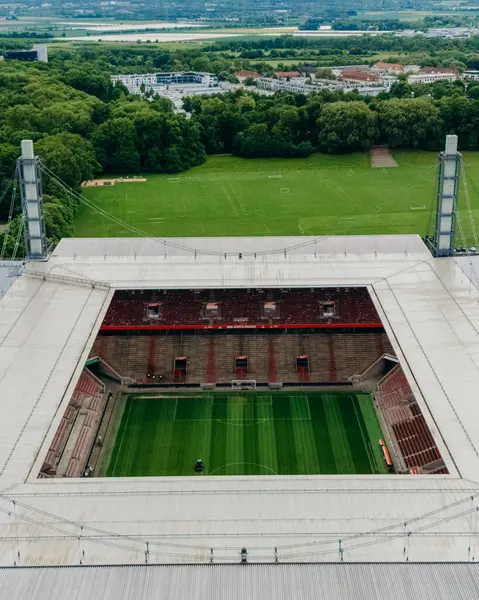 COLOGNE, ALMANY - 5 Mayıs 2025: Rhein Enerji Stadyumu 'nun havadan görünüşü. Bundesliga Club 1 'in ev sahibi stadyumu. FC Koln. Kadınlar Dünya Kupası Stadyumu. 2027