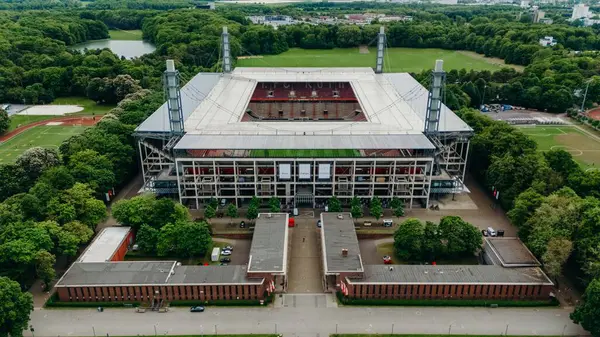 COLOGNE, ALMANY - 5 Mayıs 2025: Rhein Enerji Stadyumu 'nun havadan görünüşü. Bundesliga Club 1 'in ev sahibi stadyumu. FC Koln. Kadınlar Dünya Kupası Stadyumu. 2027