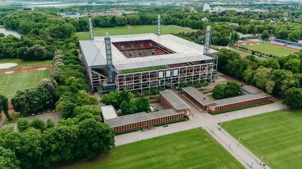 COLOGNE, ALMANY - 5 Mayıs 2025: Rhein Enerji Stadyumu 'nun havadan görünüşü. Bundesliga Club 1 'in ev sahibi stadyumu. FC Koln. Kadınlar Dünya Kupası Stadyumu. 2027