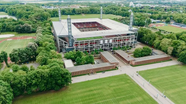 COLOGNE, ALMANY - 5 Mayıs 2025: Rhein Enerji Stadyumu 'nun havadan görünüşü. Bundesliga Club 1 'in ev sahibi stadyumu. FC Koln. Kadınlar Dünya Kupası Stadyumu. 2027