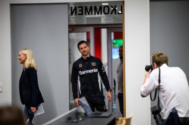 LEVERKUSEN, ALMANY - 9 Mayıs 2025: Xabi Alonso. Basın toplantısı. Bundesliga maçı Bayer 04 Leverkusen, Bayarena 'da Borusssia Dortmund' a karşı..