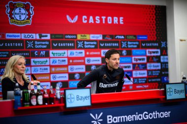 LEVERKUSEN, ALMANY - 9 Mayıs 2025: Xabi Alonso. Basın toplantısı. Bundesliga maçı Bayer 04 Leverkusen, Bayarena 'da Borusssia Dortmund' a karşı..