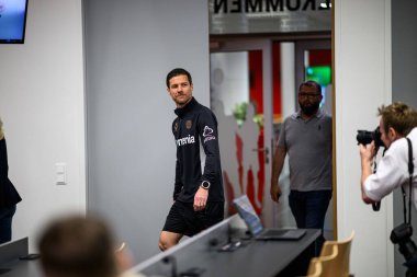 LEVERKUSEN, ALMANY - 9 Mayıs 2025: Xabi Alonso. Basın toplantısı. Bundesliga maçı Bayer 04 Leverkusen, Bayarena 'da Borusssia Dortmund' a karşı..