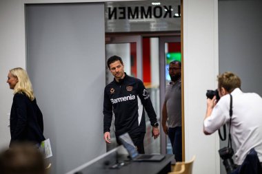 LEVERKUSEN, ALMANY - 9 Mayıs 2025: Xabi Alonso. Basın toplantısı. Bundesliga maçı Bayer 04 Leverkusen, Bayarena 'da Borusssia Dortmund' a karşı..