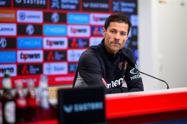 LEVERKUSEN, ALMANY - 9 Mayıs 2025: Xabi Alonso. Basın toplantısı. Bundesliga maçı Bayer 04 Leverkusen, Bayarena 'da Borusssia Dortmund' a karşı..