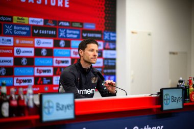 LEVERKUSEN, ALMANY - 9 Mayıs 2025: Xabi Alonso. Basın toplantısı. Bundesliga maçı Bayer 04 Leverkusen, Bayarena 'da Borusssia Dortmund' a karşı..